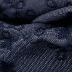 Tecido Cambraia Jeans Bordada Floral Azul Escuro